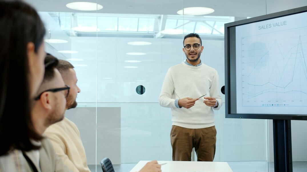 person presenting in german